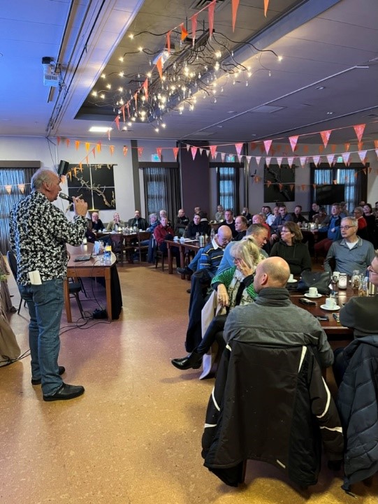 de voorzitter opent de dag